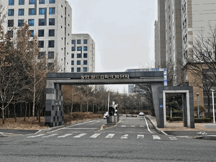 [본건 진출입로 전경]