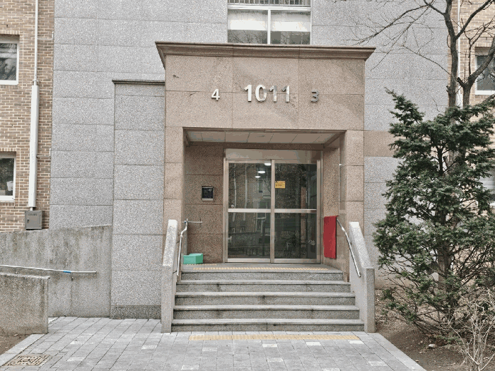 [본건 제1011동 3호, 4호라인 출입문 전경]
