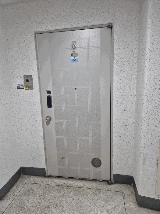 본건 현관 출입문