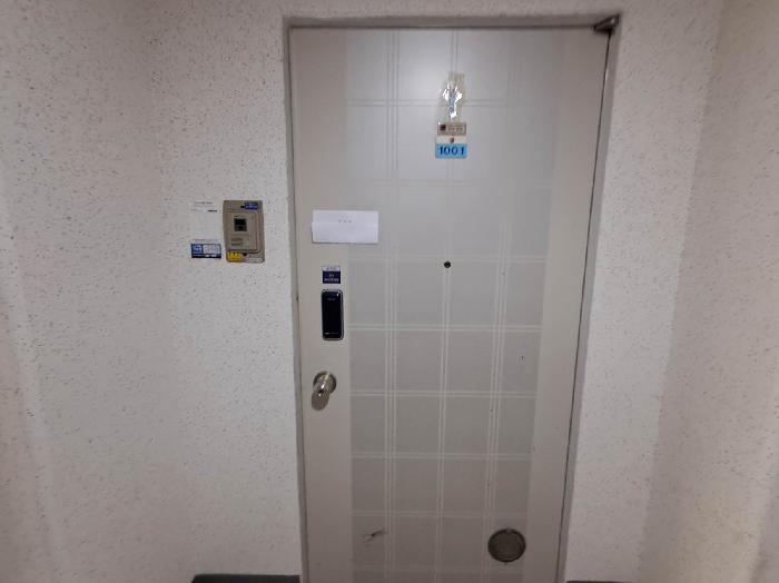 1001호 세대출입문(안내문 부착)