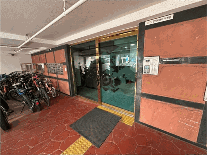 본건 건물 지하1층 (현황 지상) 출입구 전경