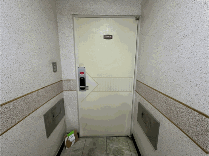 본건 출입문(302호) 전경