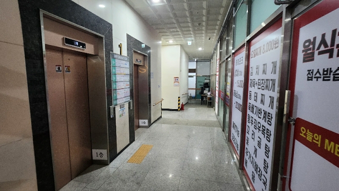 건물 1층 내부 복도