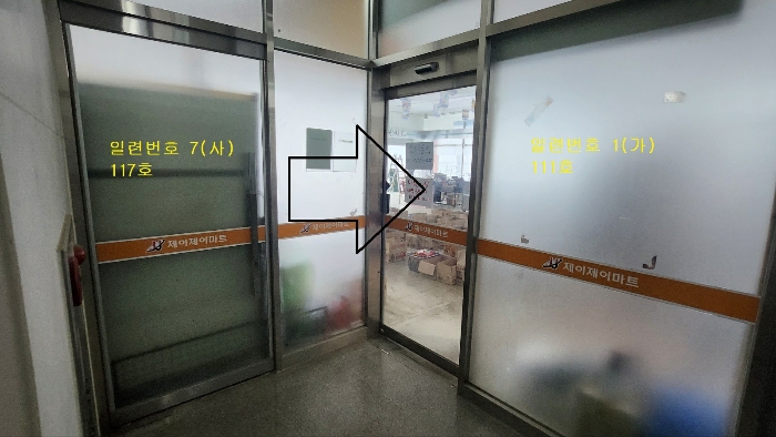 건물 1층 내부 복도에서 촬영한 막힌 내부 통로