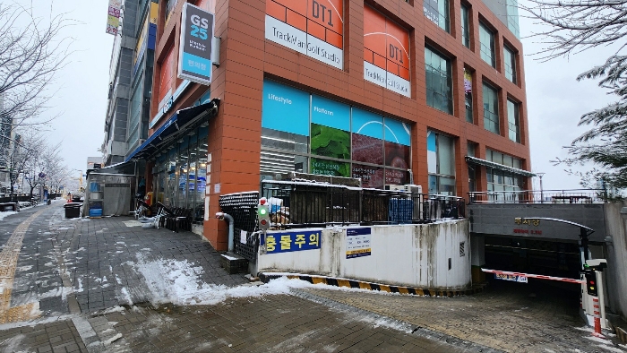 지하주차장 출입 부분