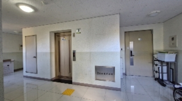 3층 엘리베이터(중앙) 및 302호 출입문(오른쪽)