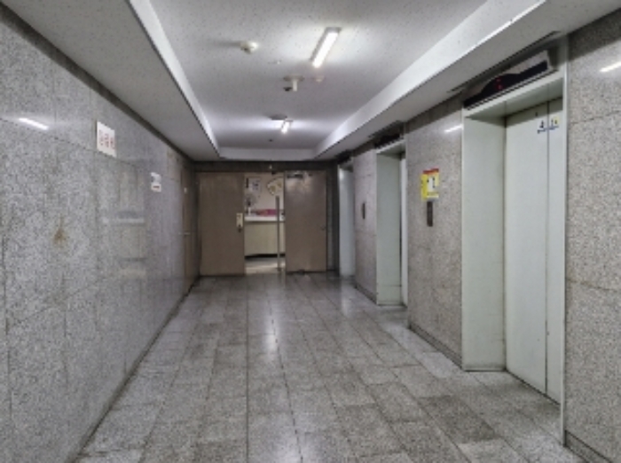 지하 1층 엘리베이터 앞 복도 (정면이 지하1층 및 지하2층을 사용하는 호정불가마사우나 출입문)