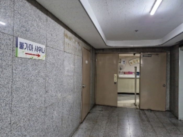 지하 1층 복도 (정면이 지하1층 및 지하2층을 사용하는 호정불가마사우나 출입문)