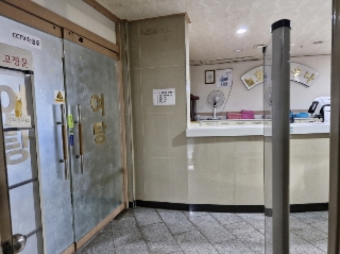 지하1층 호정불가마사우나 입구 : 왼쪽이 여탕인 지하2층 출입문임