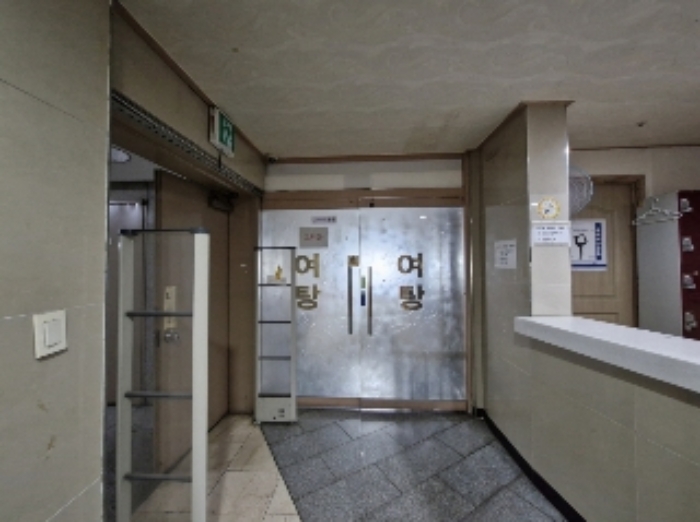 사우나 출입문 왼쪽 여탕으로 내려가는 문