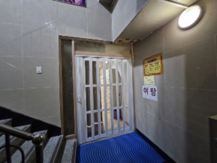여탕 출입문