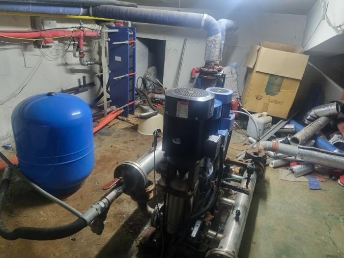 지하 4층 기계실 소재 입형다단펌프, 열교환기 등