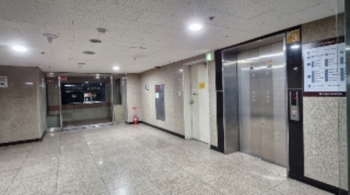 3층 엘리베이터 앞 (오른쪽이 엘리베이터)