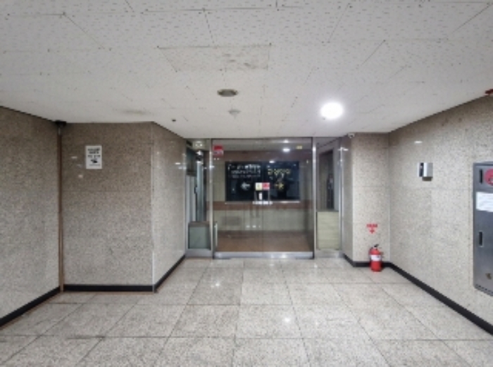 3층 엘리베이터 앞 (정면이 301호 출입구)