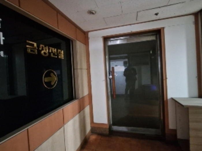 `금성전설` 안내판 및 사무실 출입구(안내문 부착)