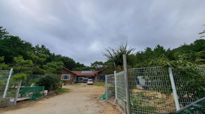 목록1. 본건 전경(농가를 감싸고 있는 임야임. 부산외곽순환도로 북쪽에 인접, 서쪽으로 철마로에 인접함.)