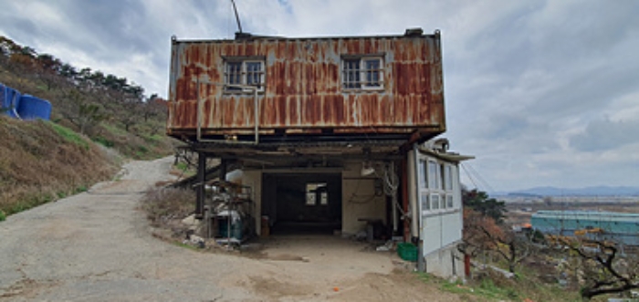 기호 2 토지 지상에 제시외 (ㄷ)창고, (ㄹ)컨테이너1동