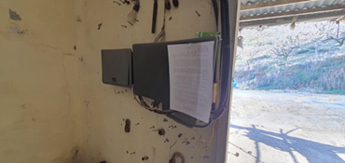 12/5일에 기호 2 토지 지상에 제시외 건물 1층창고내 게시한 안내문이 그대로 있음