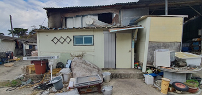 기호 5 제시 건물 가동앞 제시외 (ㅇ)사무실, (ㅈ)화장실