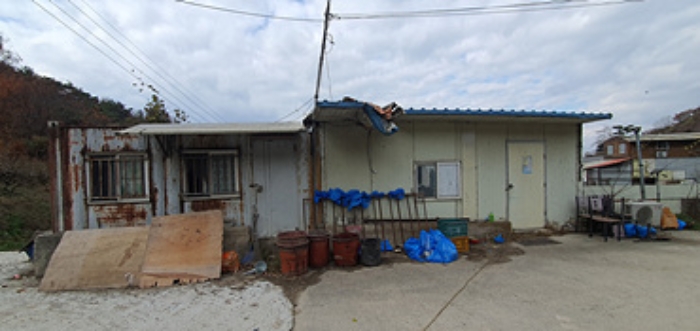 기호 2 토지 지상에 제시외 (ㄹ)컨테이너1동, (ㅂ)창고