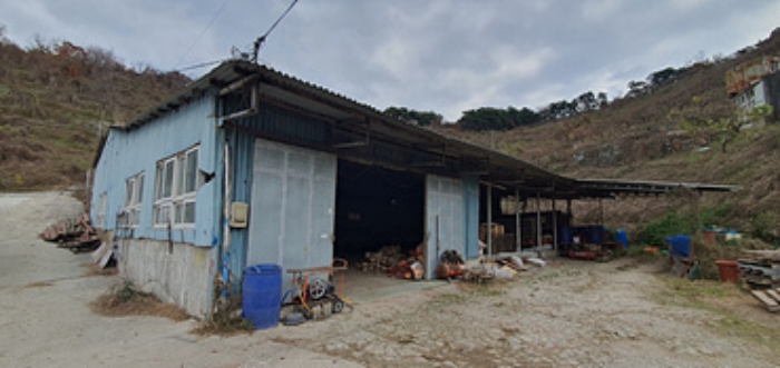 기호 4 제시 건물(퇴비사) 및 제시외 (ㄱ)축사 일부, (ㄴ)가추 