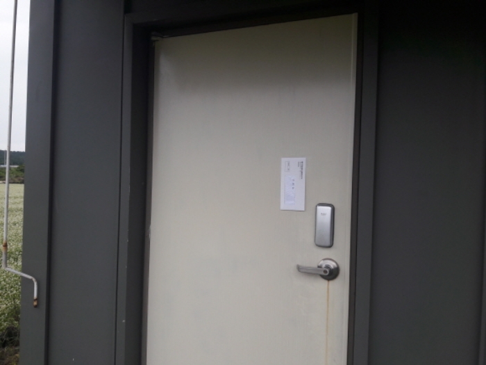 소재지4.(신천리 396-17) 지상 제시외 건물(ㄴ) 출입문(안내문 부착)