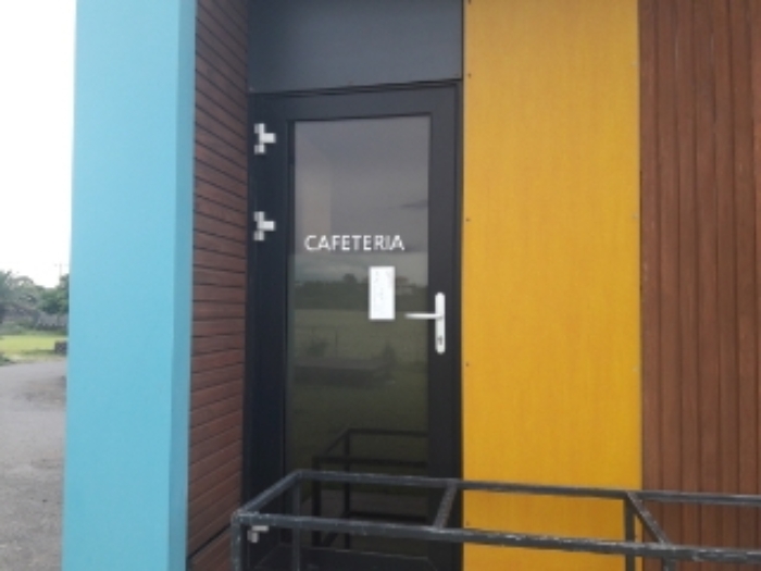 소재지4.(신천리 396-17) 지상 제시외 건물(ㄷ) 출입문(안내문 부착)