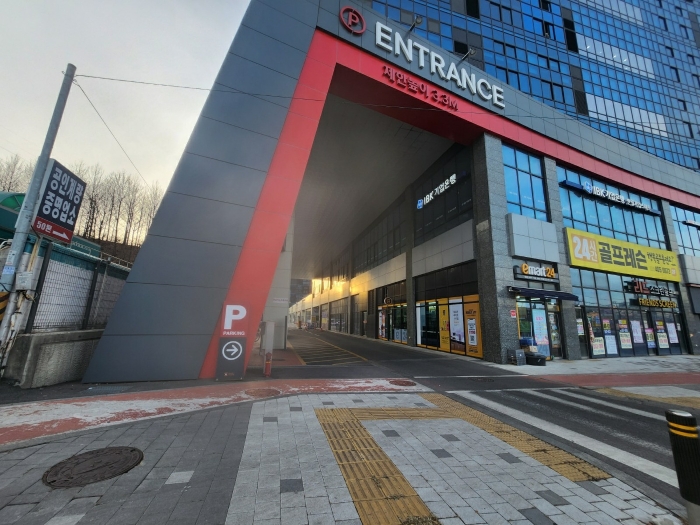 본건 건물 차량 출입구