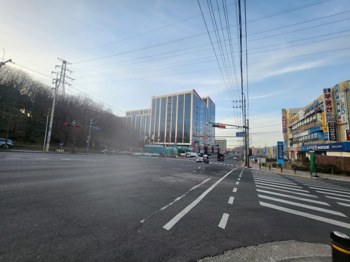 본건 건물 전경(남동측에서 촬영)