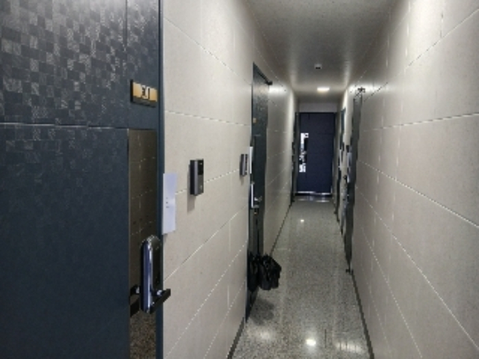 2층 세대 현관문