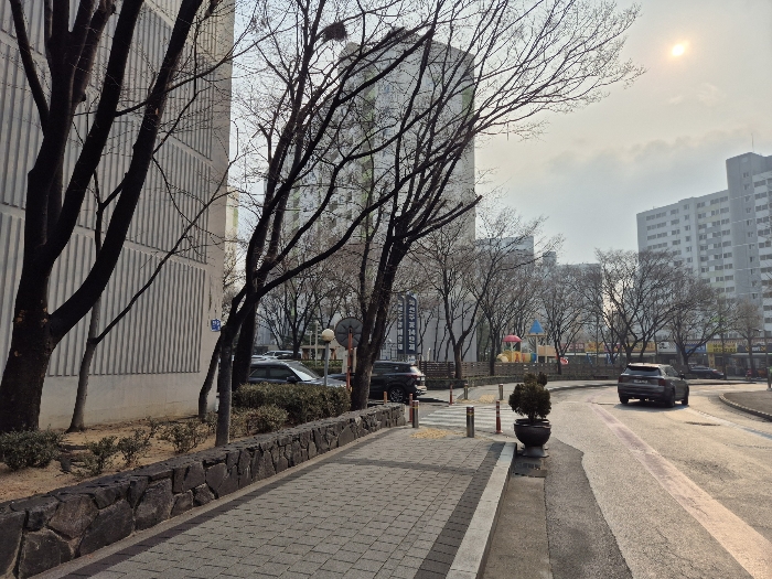 본건 단지 차량 출입구 및 주위 환경