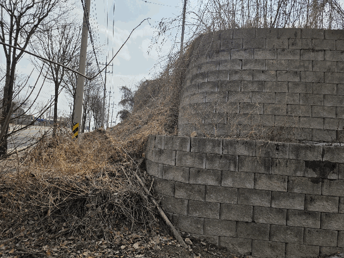 기호(1)토지 외곽 옹벽 및 석축 부분 전경