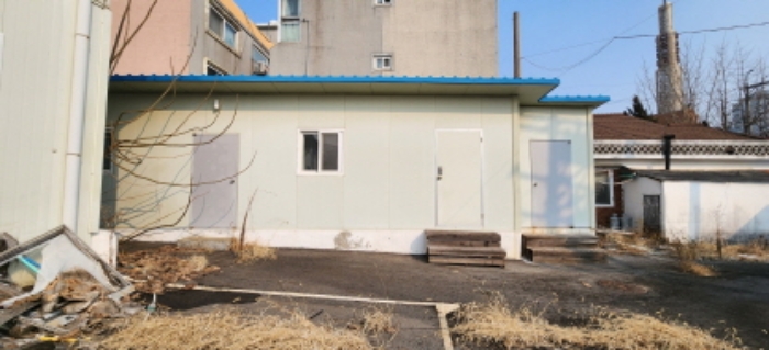 목록1 소재 제시외12 조립식 건물 전경