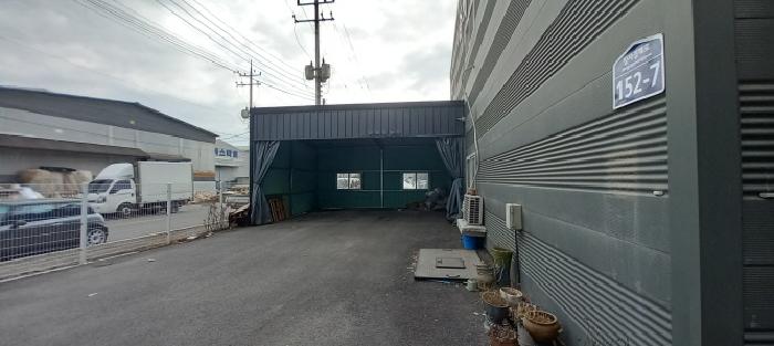 목록1. 토지 및 목록2. 공장 전경(제시외 건물로 보임) 