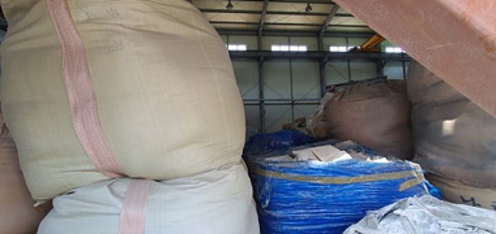 제시 건물내 대형 마대 자루가 적재 되어 있음