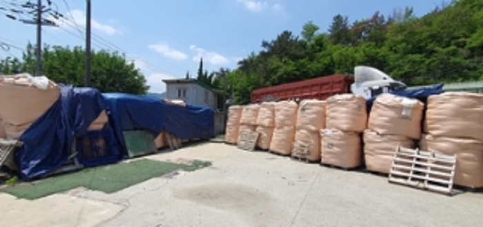 기호 1 토지 지상위 대형 마대 자루가 적재 되어 있음