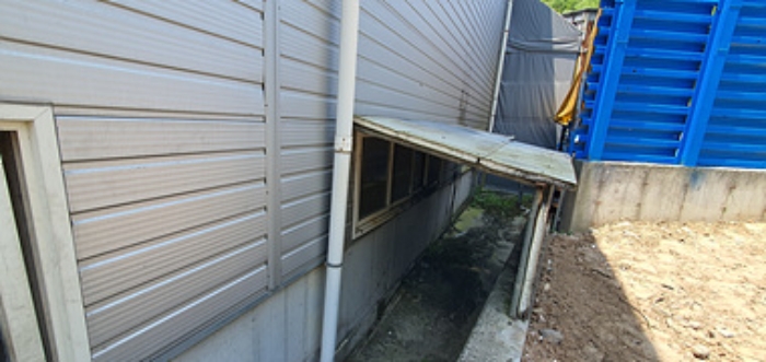 기호 1 토지 지상위 제시외 건물(기호3 옆쪽 가추)