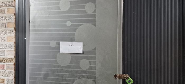 전유세대 출입문(목록4, 지하층)(현황조사 안내문 부착)