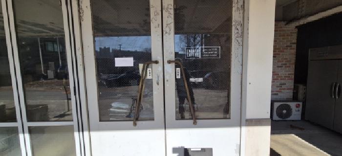 전유세대 출입문(목록4, 나동 지하층,임차인 권태준)(현황조사 안내문 부착)