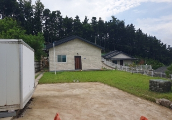 목적물 6번에 주택 및 이동식창고(제시외)