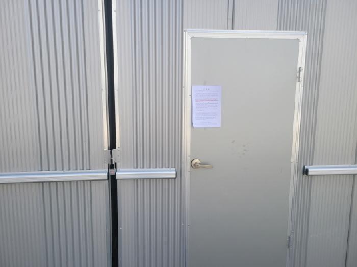 공장 출입문에 안내문 부착함.