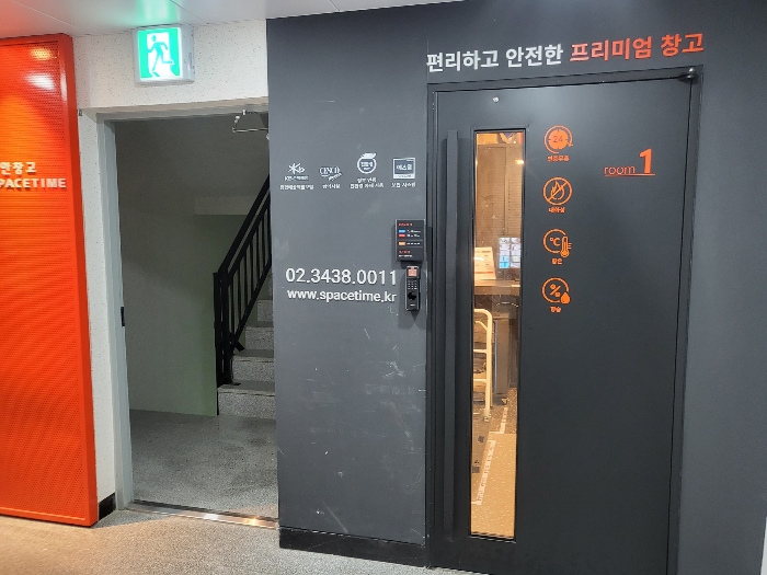 비102호 출입문
