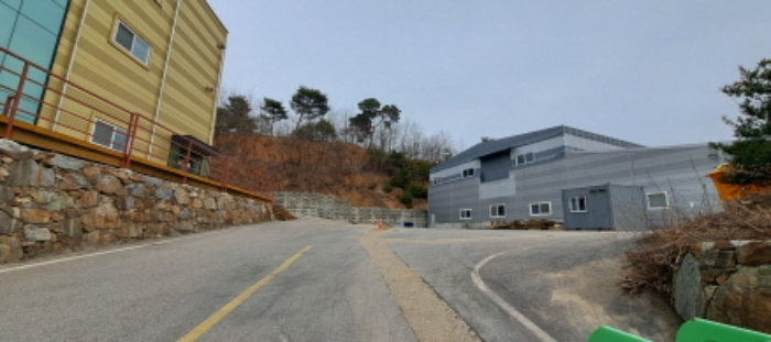 공장 진입로 전경 