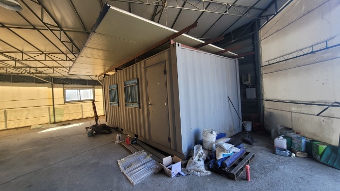 본건 지상 위 컨테이너