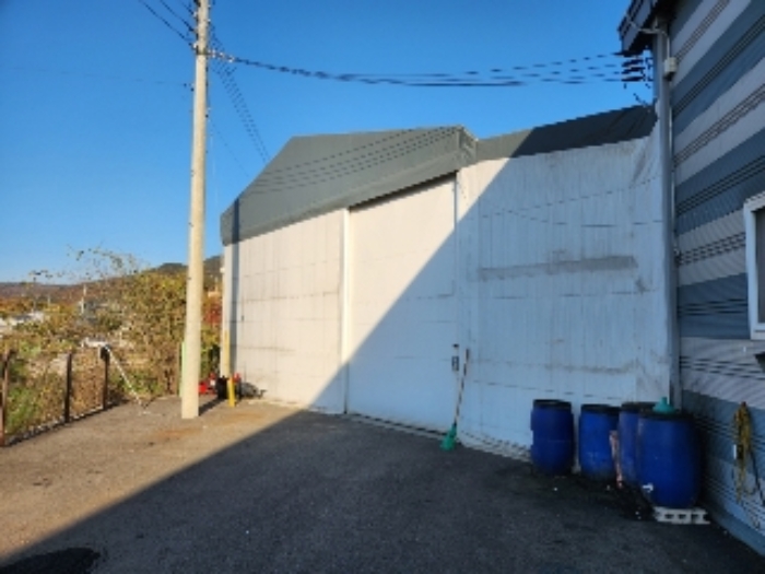 제시외 건물(목록3과 목록2를 연결한 천막) 전경