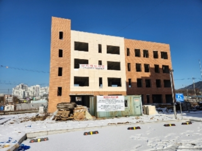 목록2 건물 전경 및 제시외 건물(컨테이너)