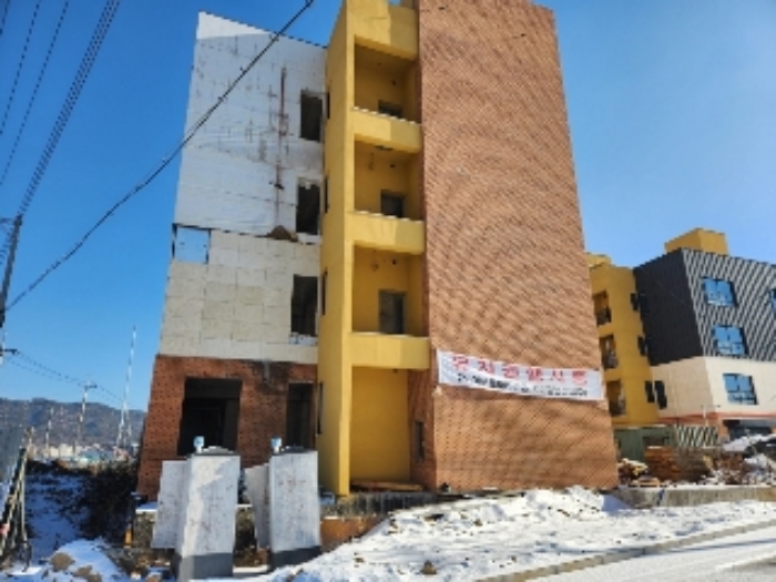 목록2 건물 전경(유치권행사 현수막)