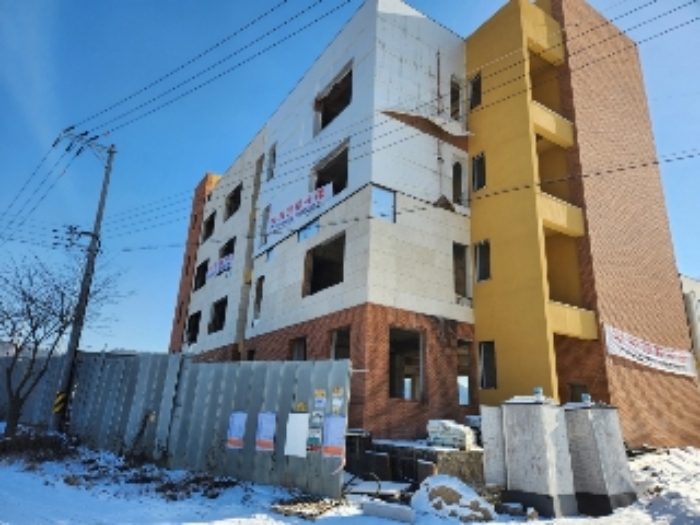 목록2 건물 전경(유치권행사 현수막)