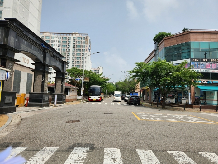 남동측 도로변 전경