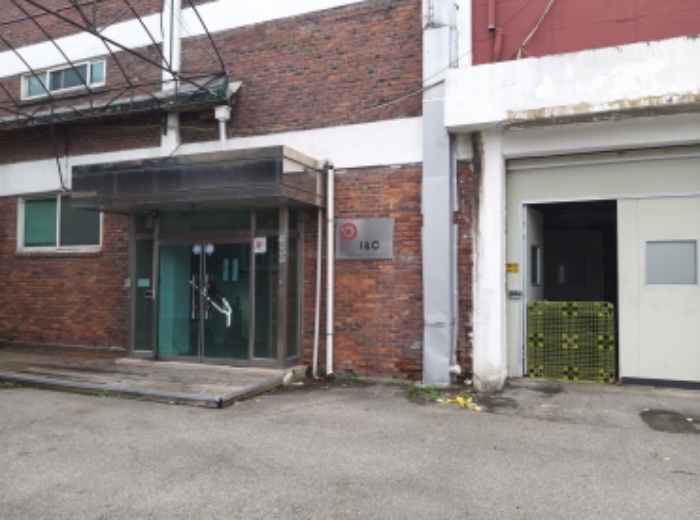 * 본건 목적물 주건물 출입구 전경